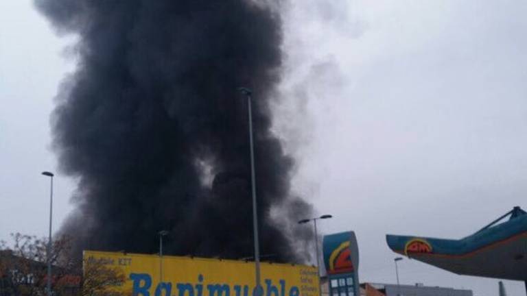 Espectacular incendio en una nave de Andújar