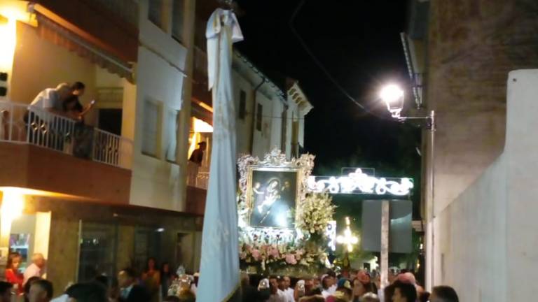 Todo un pueblo con la Virgen