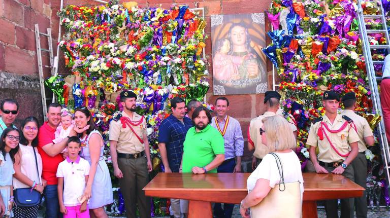 ALEGRÍA. <i>Los propios militares ayudaron a los bailenenses a depositar las flores ante la imagen de la patrona. A la izquierda, la Virgen de Zocueca, durante su procesión, poco después de salir de la Iglesia de la Encarnación. Abajo, diversas imágenes de los actos realizados con los “soldaos” enmarcadas en la programación de las fiestas de la Batalla. </i>