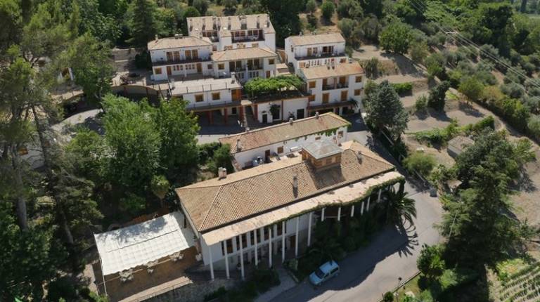 SITUACIÓN. <i>El Hotel Villa de Cazorla se encuentra situado en un enclave privilegiado de la población, en ladera de San Isicio, a tan sólo cinco minutos del casco antiguo del municipio.</i>