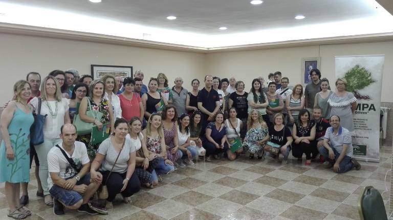 <span style=text-transform:uppercase>PARTICIPACIÓN</span><i>. Padres, madres y docentes que se dieron cita en las jornadas formativas organizadas por Fampa Los Olivos para cerrar nueva etapa.</i>