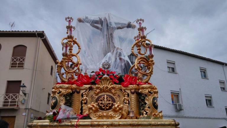 El Cristo de la Clemencia de Jaén sorprendido por la lluvia