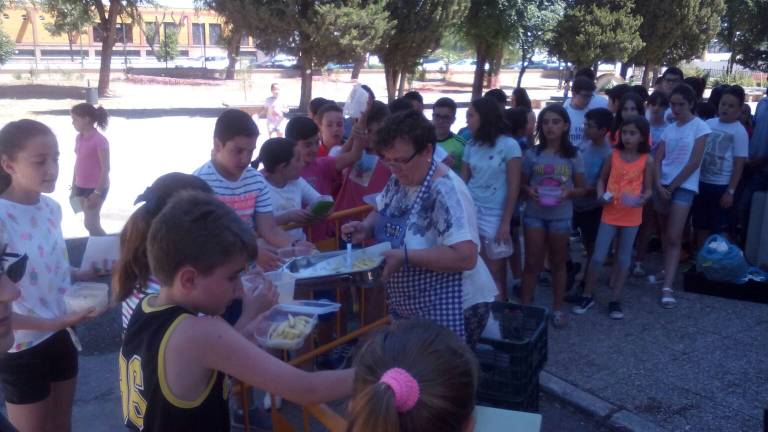El colegio Santa María Magdalena degusta los frutos ecológicos de su propio huerto