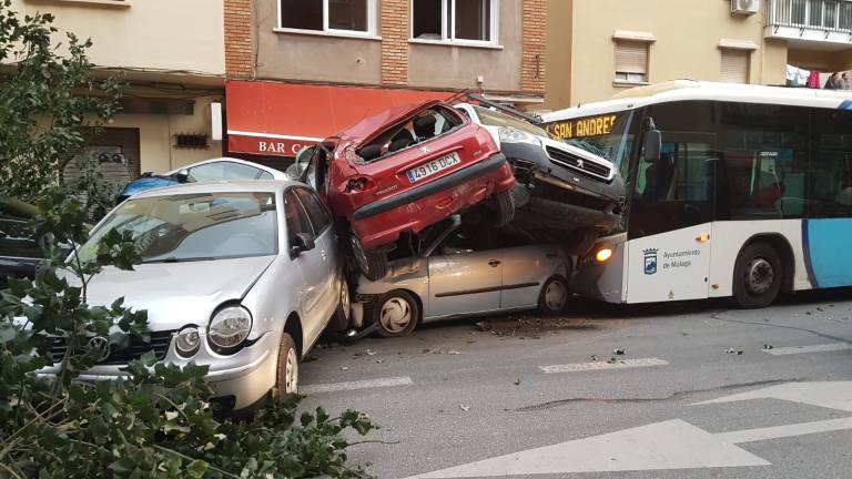 Un autobús arrolla a varios coches en Málaga