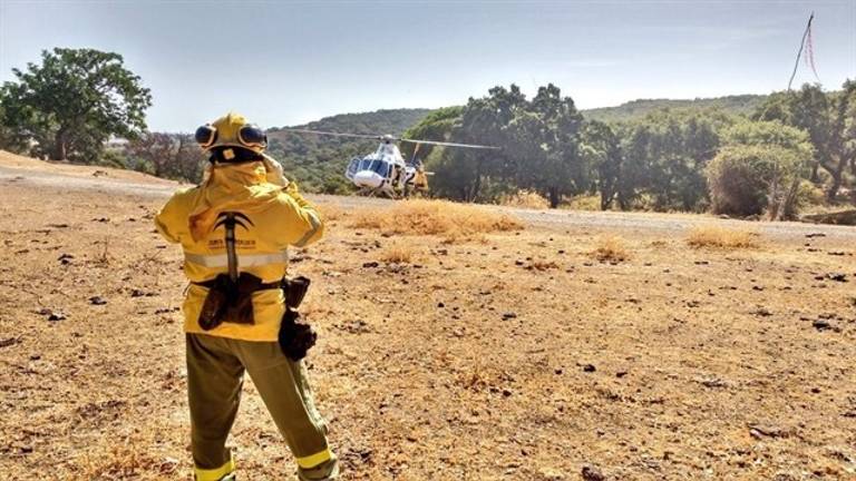 Trabajadores del Infoca firman un escrito para pedir el cambio de helicópteros