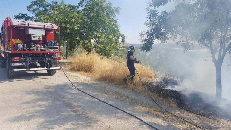 Bomberos apagan un fuego en la Vía Verde