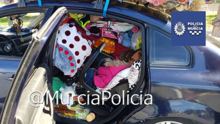 Hallada una niña atrapada entre los bártulos de un coche