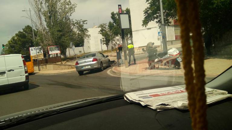 Accidente entre un turismo y un autobús urbano en la Carretera de Madrid