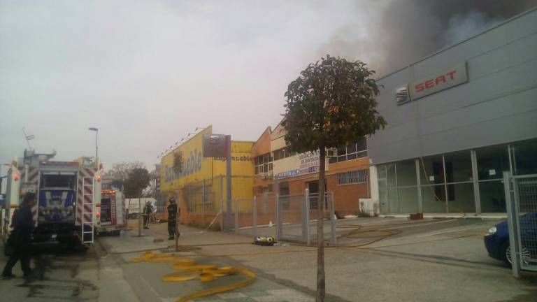 Espectacular incendio en una nave de Andújar