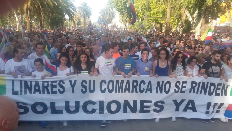 Unas 30.000 personas toman la calle por el futuro de Linares