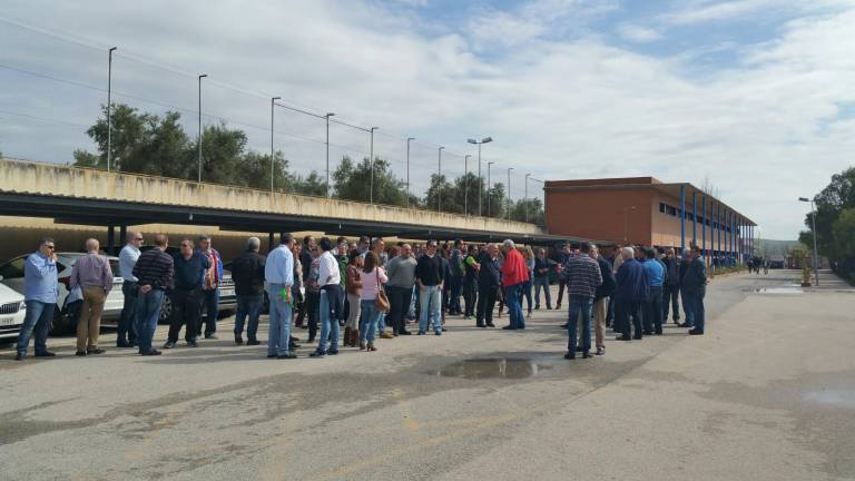 Concentración de sindicatos en la cárcel contra la política de personal del director