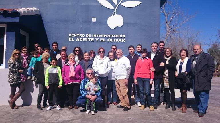 AMANTES DE LA NATURALEZA. <i> Miembros de la Asociación Medioambiental Falco (Amaf) posan con Javier Guirao.</i>