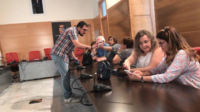 CERCANÍA. <i>El concejal Francisco Miranda atiende a asistentes a la cita formativa.</i>