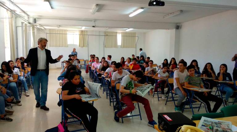 TALLER. <i>Juan Espejo explica detalles sobe el proceso de elaboración de un periódico a los alumnos de segundo de ESO del “Virgen del Collado”, mientras que ellos hojean sus ejemplares. </i>
