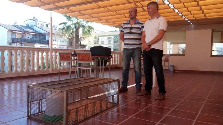 CONTROL. <i> Ordóñez y Torres comprueban el estado de las jaulas.</i>