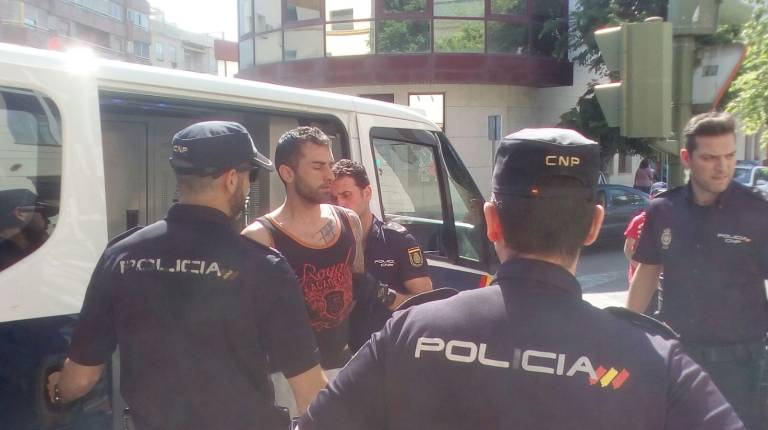 <i>Miguel O. M., alias “El Miguelillo”, a su entrada en el juzgado. </i>