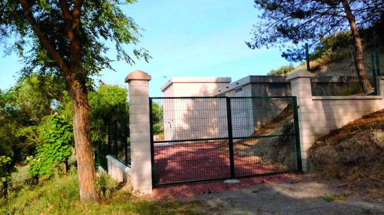CUESTA DEL CAMBRÓN. <i>El depósito, ya en uso, se encuentra junto a un parque.</i>