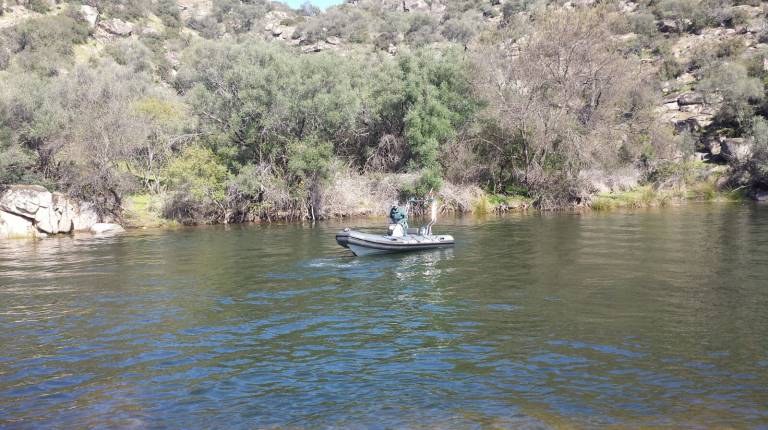 RASTREO. <i> La Guardia Civil busca en el pantano del Jándula.</i>