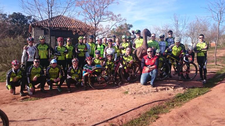 MUY ACTIVOS. <i> Integrantes del Club Deportivo Ciclista Condado Bike, con Francisco José Gordillo.</i>