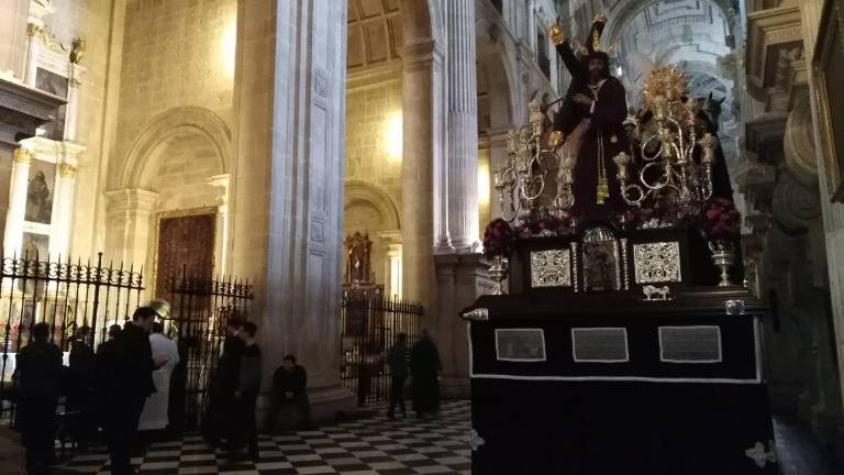 El Gran Poder se cobija en la Catedral en una Madrugada histórica