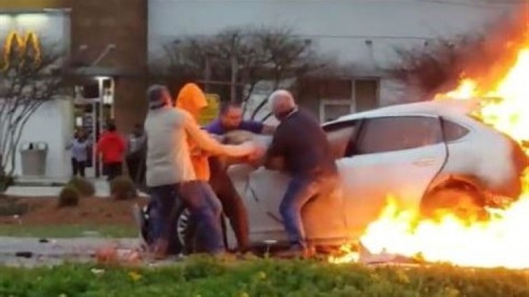 Salvan a una mujer atrapada en un coche en llamas