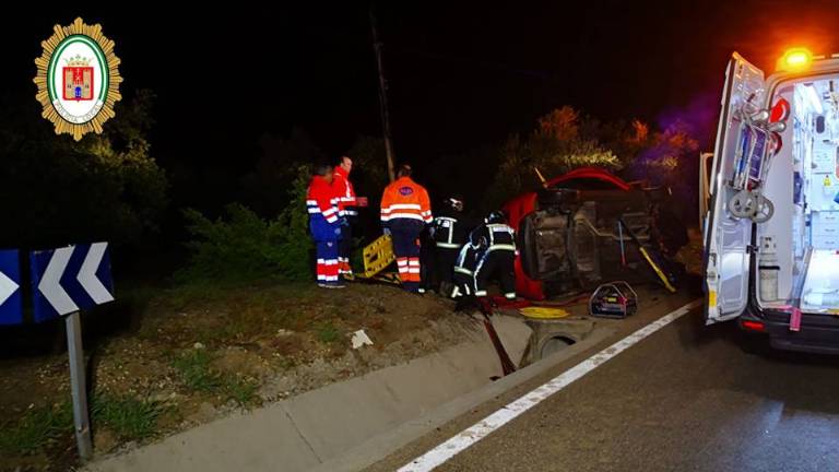 Rescatados dos jóvenes tras sufrir un accidente