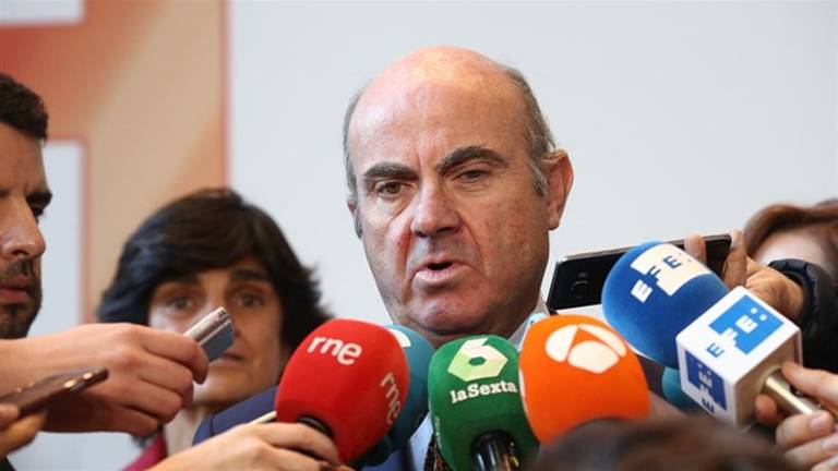 El Gobierno estudia aprobar un decreto para facilitar la salida de empresas de Cataluña