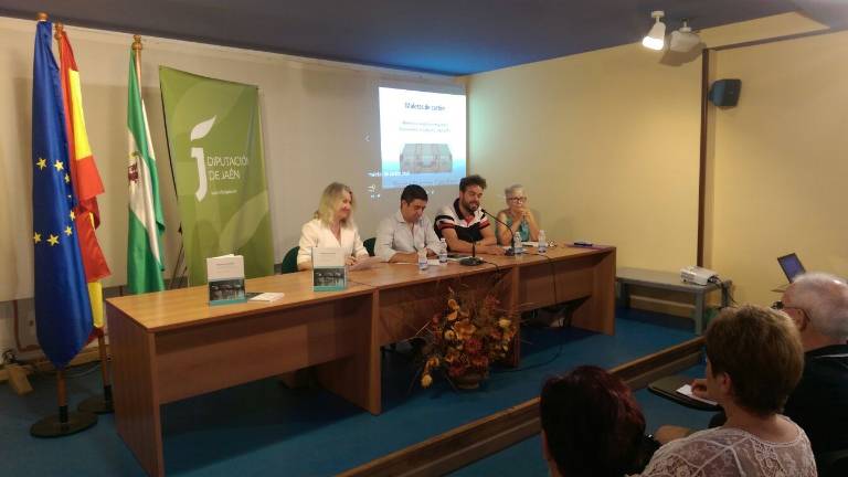 Teresa Fuentes presenta su libro Maletas de cartón