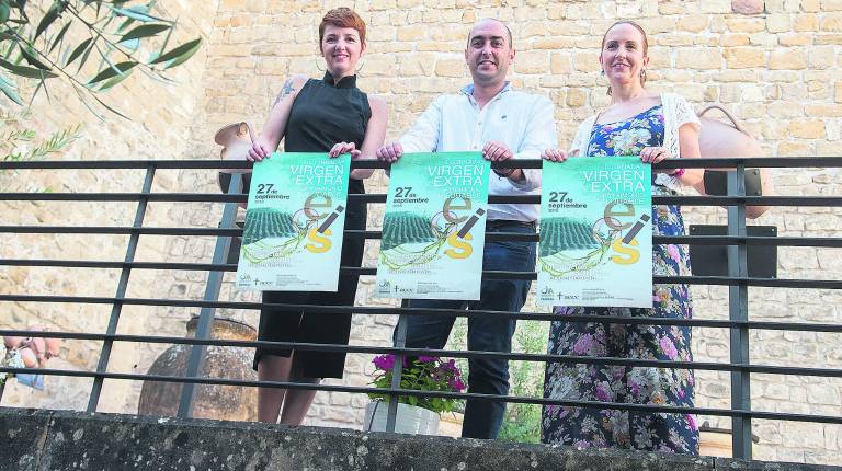 <span style=text-transform:uppercase>AOVE</span><i>. Javier Gámez, junto a Soledad Román e Isabel Cabello, en la presentación de las Jornadas “Virgen Extra”.</i>