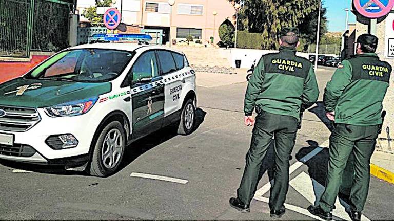 Un coche cargado con droga embiste a dos guardias civiles