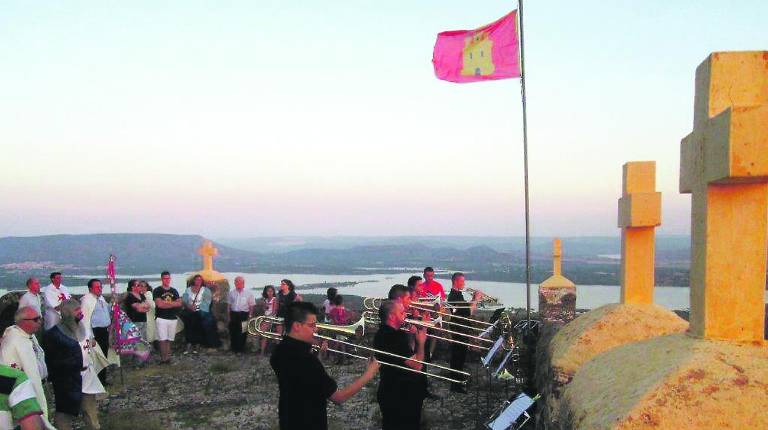 <span style=text-transform:uppercase>eMOCIÓN</span><i>. Varios músicos tocan las fanfarrias después de la simbólica “toma” del Castillo de Vilches.</i>