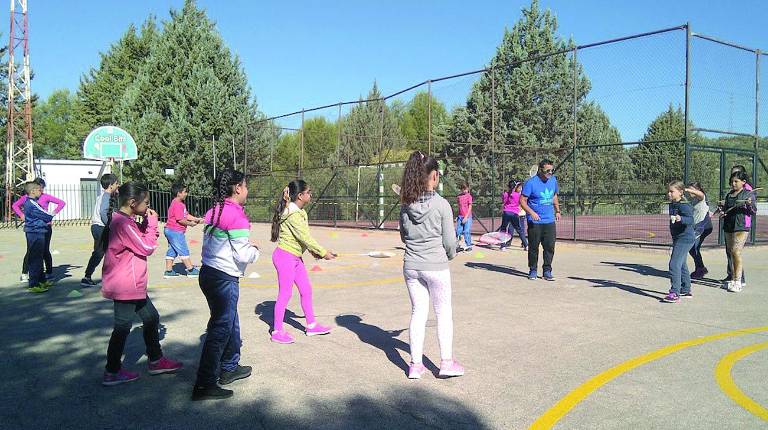 <span style=text-transform:uppercase>actividad</span><i>. Los niños del Colegio San Amador aprenden a jugar al bádminton con Gustavo Molina, técnico municipal</i>