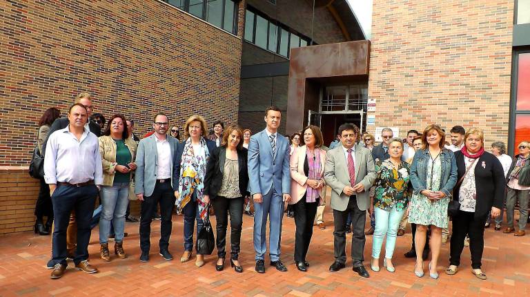 INAUGURACIÓN. <i> La consejera María José Sánchez, con Francisco Ruiz, Francisco Reyes y demás autoridades.</i>