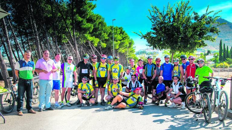 <span style=text-transform:uppercase>familia</span><i>. Los participanres de la ruta posan junto a Pedro Bruno, Víctor Torres y Emilio Torres en su parada en Martos.</i>