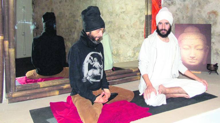 EJERCICIO. <i>Francisco Chamorro, junto a un asistente, realiza yoga en el centro Mandala de la ciudad de la </i><i>Peña. </i>