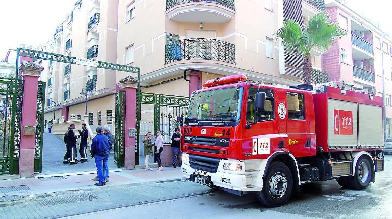 FUEGO. <i>Los bomberos acuden al lugar del incendio de la Avenida de San Amador. </i>