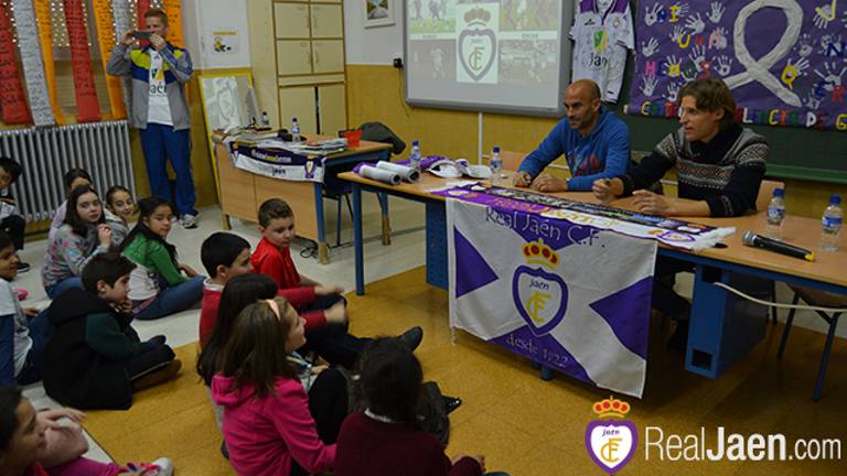 Óscar Quesada y Nando, con los escolares del Alcalá Venceslada