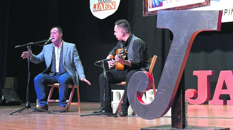 MÚSICA.<i> Manuel Fermín Ruano y Rafael Díaz “Churra” amenizaron la velada con sus sones flamencos.</i>