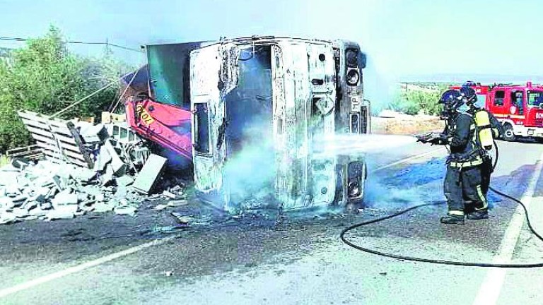 Vuelca y se incendia un camión en Villanueva de la Reina