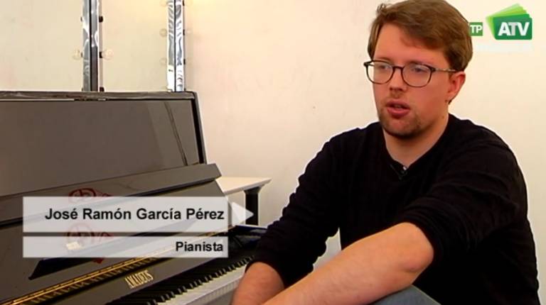 <span style=text-transform:uppercase>CERTAMEN. </span><i>El pianista José Ramón García Pérez en una entrevista en el programa “Al Sur”. </i>