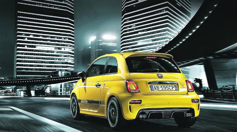 <span style=text-transform:uppercase>VEHÍCULO. </span><i>Nuevo 595 Abarth Competizione, un deportivo de altas prestaciones con tamaño reducido. </i>