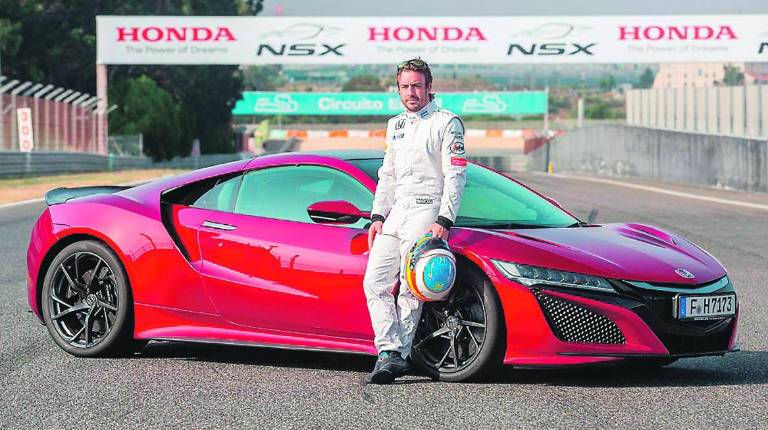 <span style=text-transform:uppercase>deportivo. </span><i>Fernando Alonso con el nuevo Honda NSX 2016.</i>