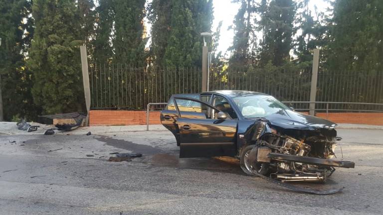 Un conductor que se da la fuga provoca un aparatoso accidente en Jaén capital
