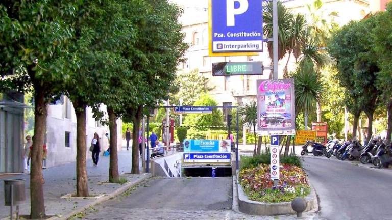 Un “no” a la subida de tarifas en el parquin de la Plaza de la Constitución