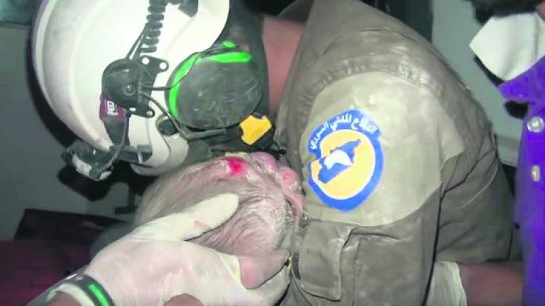 Una bebé siria “resucita” tras un bombardeo