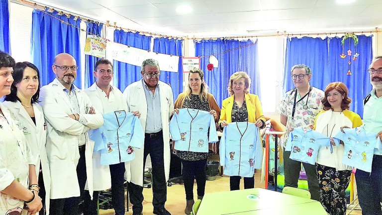 Pijamas bordados con personajes infantiles para la planta de Pediatría del “San Juan de la Cruz”