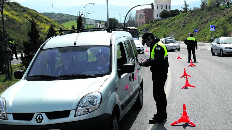 CONTROL. <i>Agentes de la Policía Local participan en una campaña especial de Tráfico, en una de las entradas de la capital, en una imagen de archivo.</i>