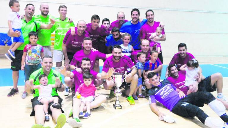 Garaje Motor alza el trofeo de las 35 horas de fútbol sala