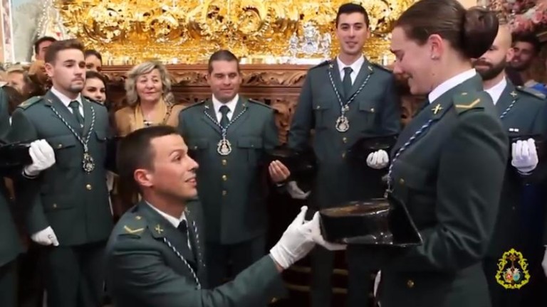 Un guardia civil pide matrimonio a su novia ante la Virgen del Amor Hermoso en Linares