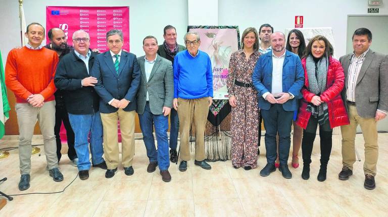 PRESENTACIÓN. <i>Representantes políticos y patrocinadores junto al cartel de Andújar Flamenca 2019. </i>